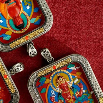 Mooras Hand-painted 3D Thangka Pendant Necklace | Tibetan Buddha Four-Armed Avalokiteshvara Amulet (Ga Wu Box)